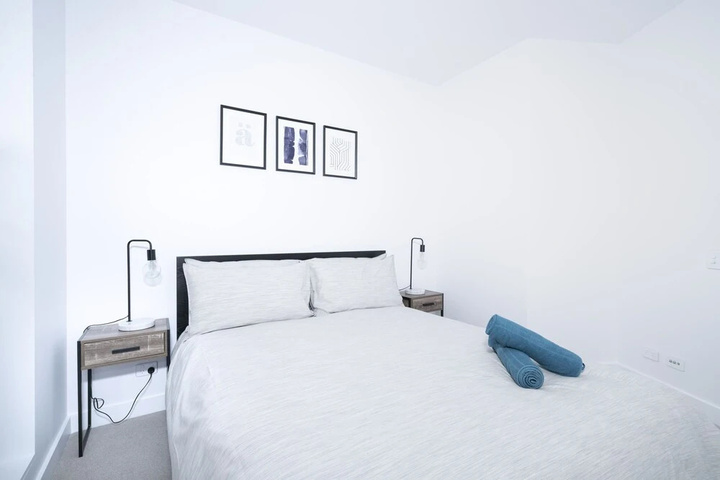Room 4 of 16