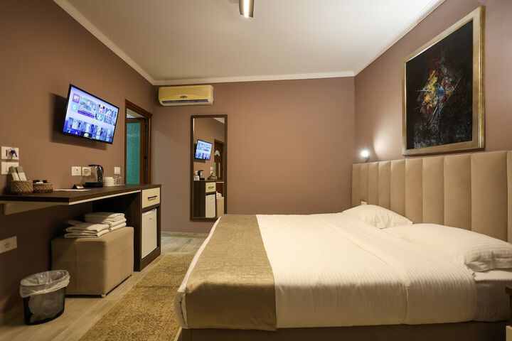 Room 10 of 33