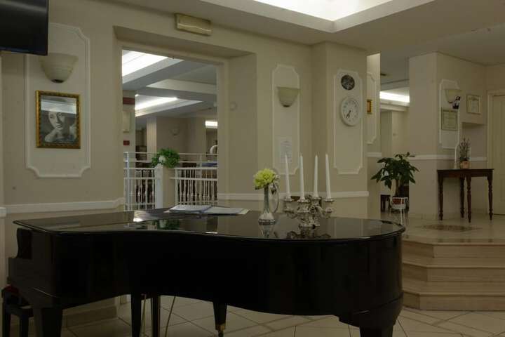 Dining 39 of 44