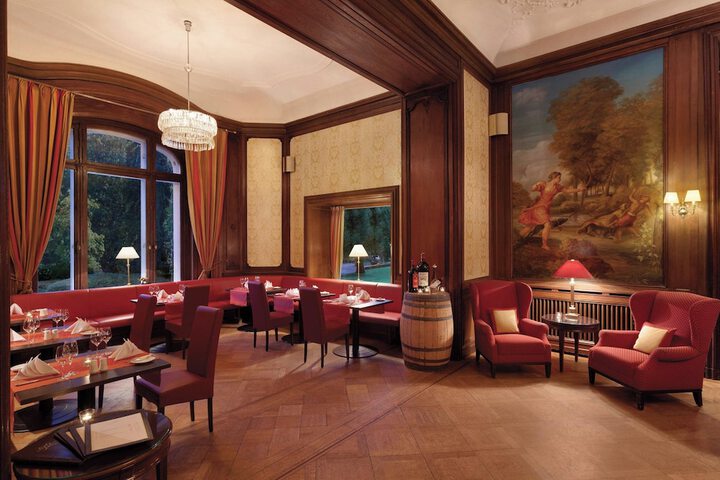 Lounge 26 of 46
