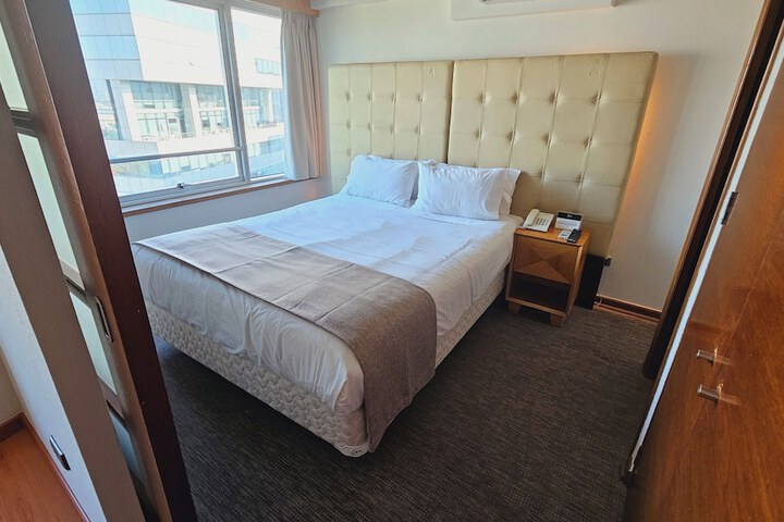 Room 33 of 77