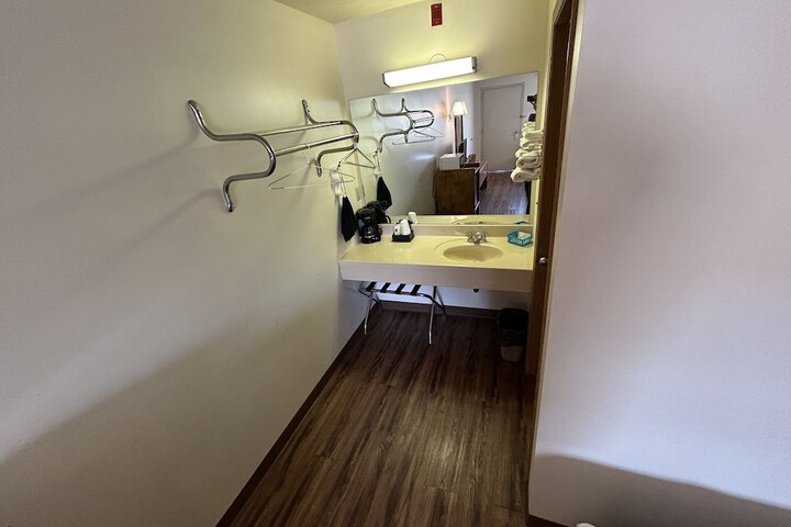 1 Queen Bed Mobility Accessible (13 of 35)