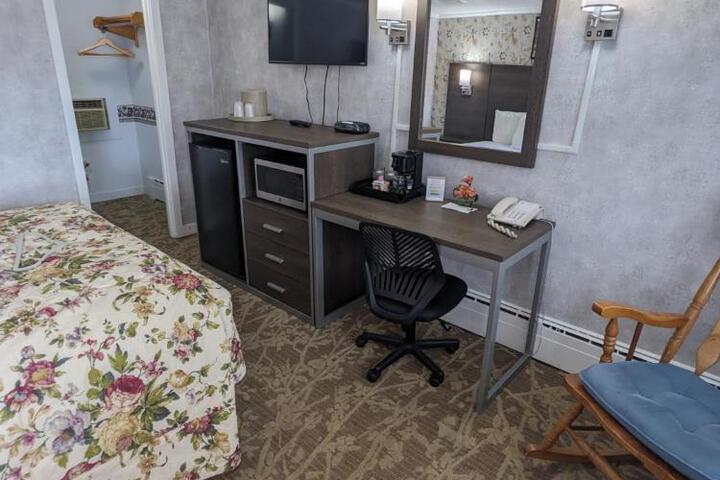 1 Queen Bed (3 of 6)