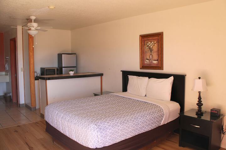 1 Queen Bed (19 of 24)