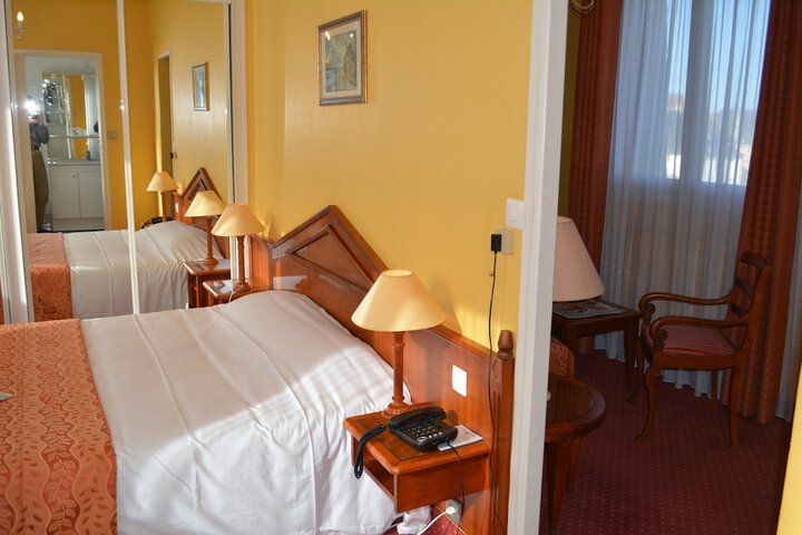 Room 3 of 37