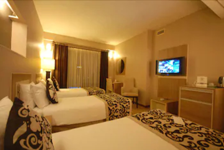 Room 4 of 8