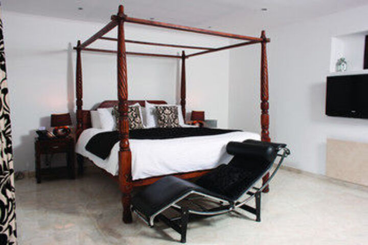 Room 10 of 28