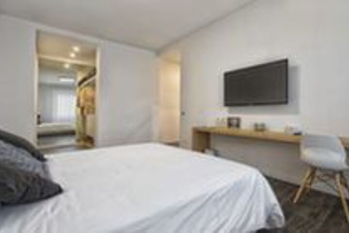Room 7 of 18