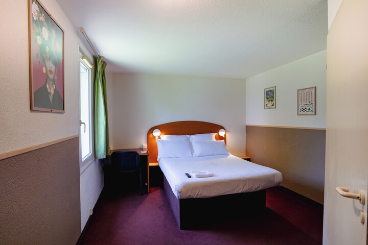 Room 10 of 24