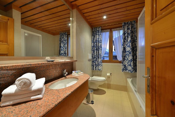 Room 33 of 65