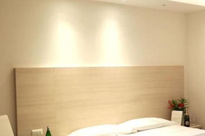 Room 6 of 44