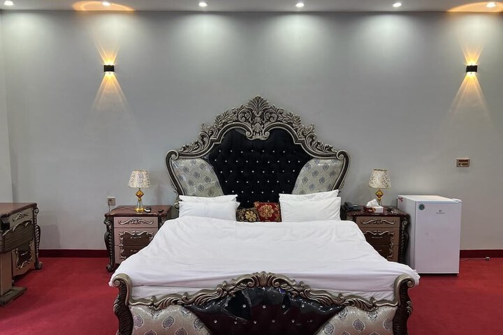 Room 10 of 16