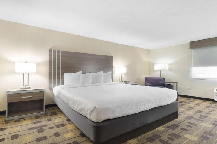 2 Queen Beds Microwave and Refrigerator WiFi Full Breakfast (10 of 26)