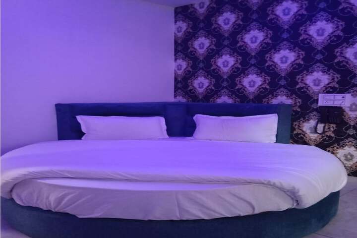 Room 6 of 17