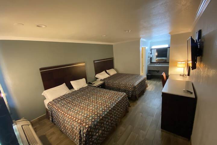 2 Queen Beds (9 of 12)