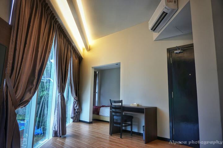 Room 16 of 33