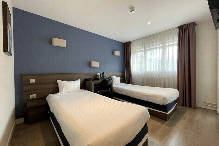 Room 2 of 52