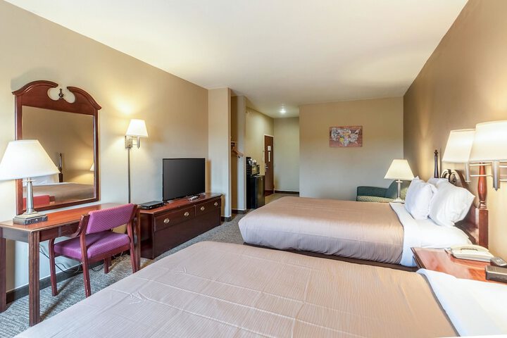 1 Queen Bed (1 of 10)