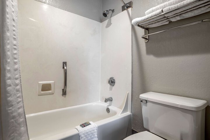 Suite 1 King Bed Microwave and Refrigerator WiFi Full Breakfast (8 of 21)