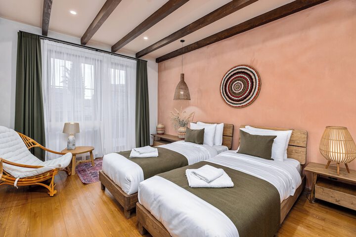 Room 2 of 72