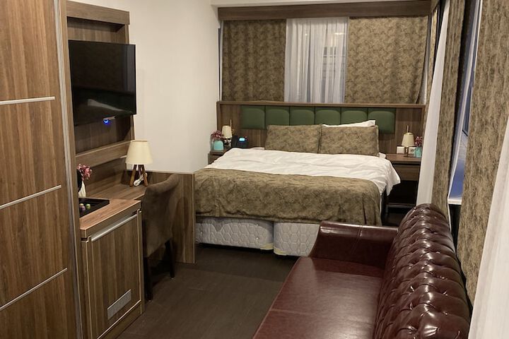 Room 32 of 46