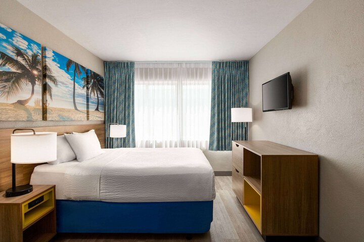 1 Queen Bed (3 of 11)