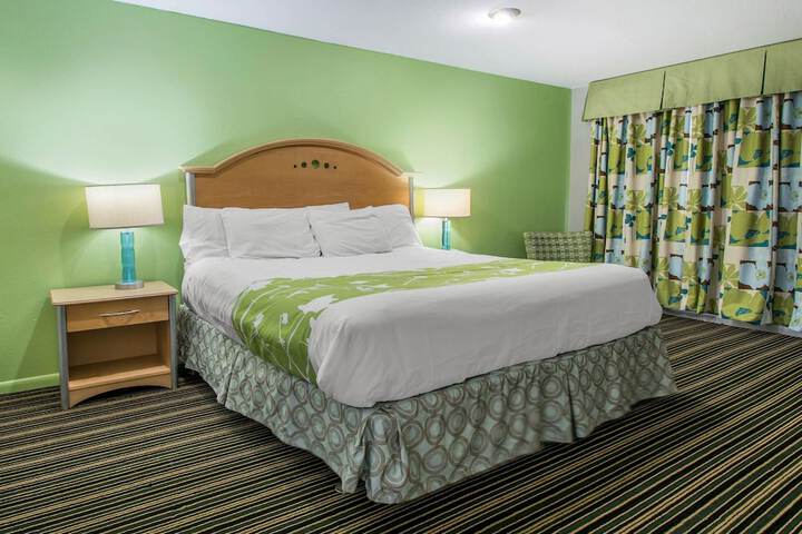 1 King Bed (2 of 24)