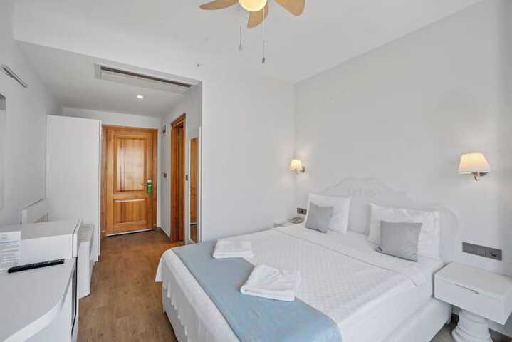 Room 8 of 33