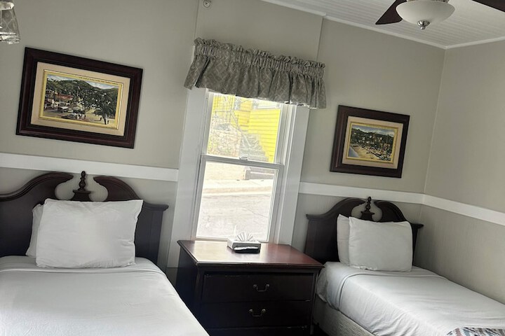 Room 21 of 37