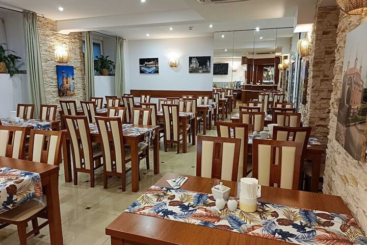 Dining 54 of 65