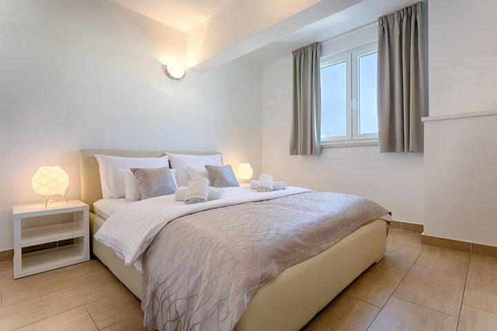 Room 2 of 93