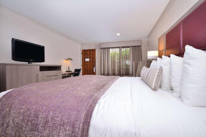 1 King Bed Ground Floor Microwave and Refrigerator WiFi Full Breakfast (7 of 8)