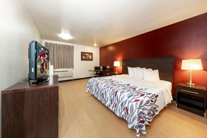 1 King Bed (2 of 13)