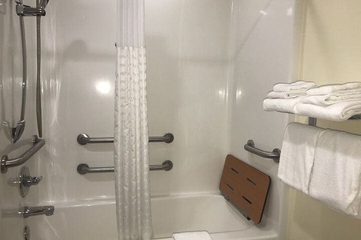 1 Queen Bed Accessible Room (40 of 54)