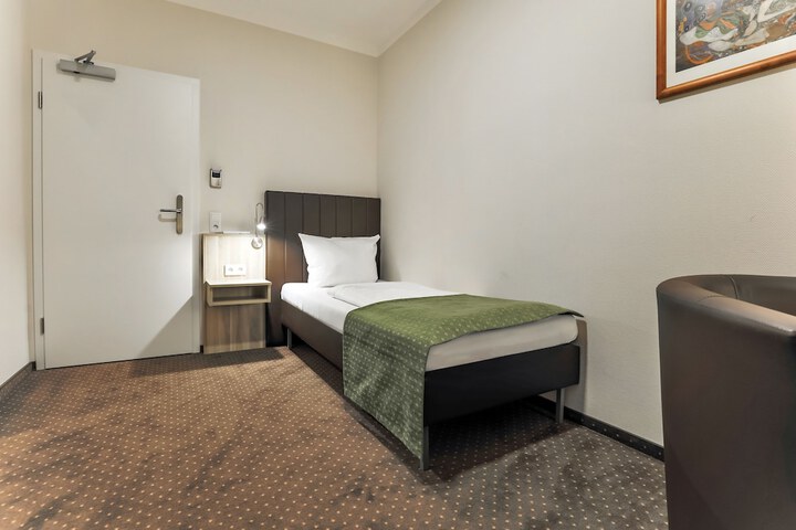 Room 6 of 63