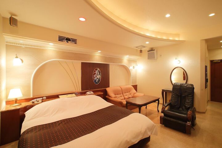 Room 6 of 28