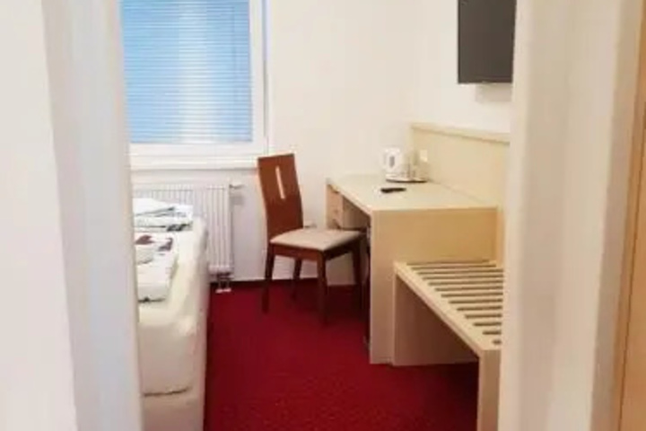 Room 11 of 27