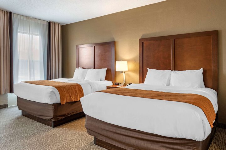 2 Queen Beds (9 of 10)