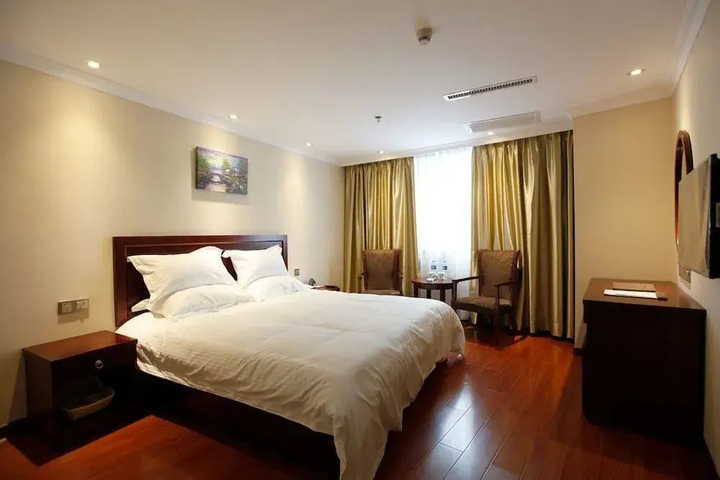 Room 6 of 18