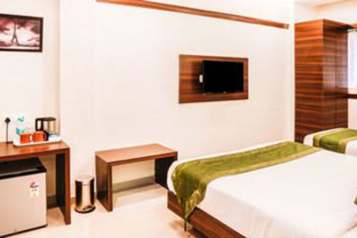 Room 11 of 37