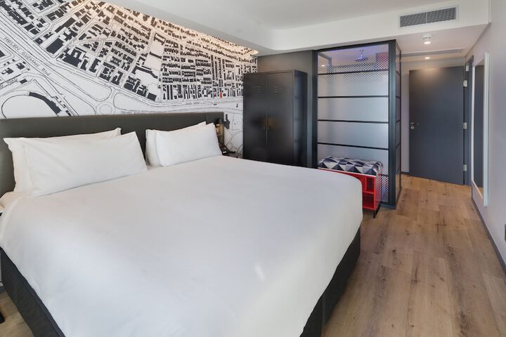 Room 62 of 165