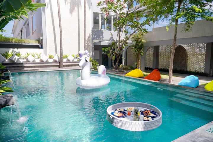 Pool Hotel