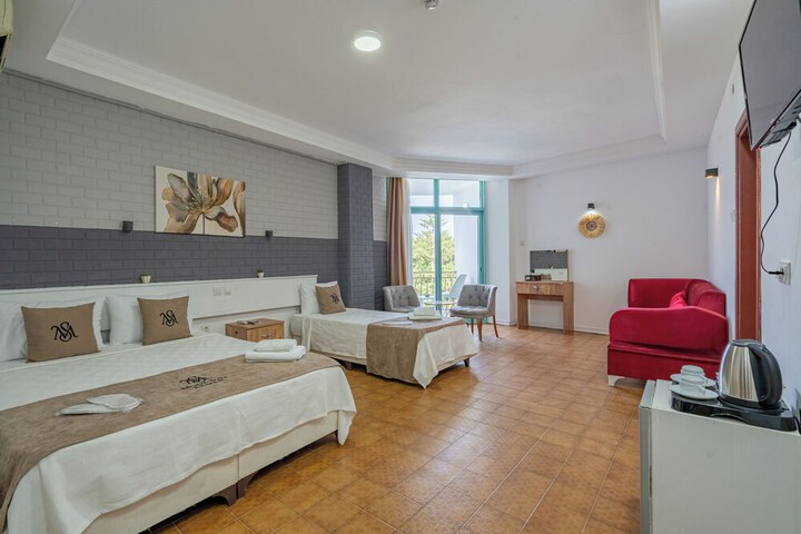 Room 6 of 28