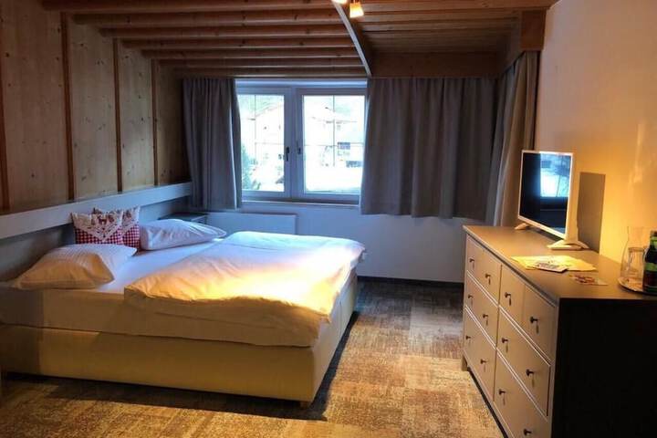 Room 5 of 11