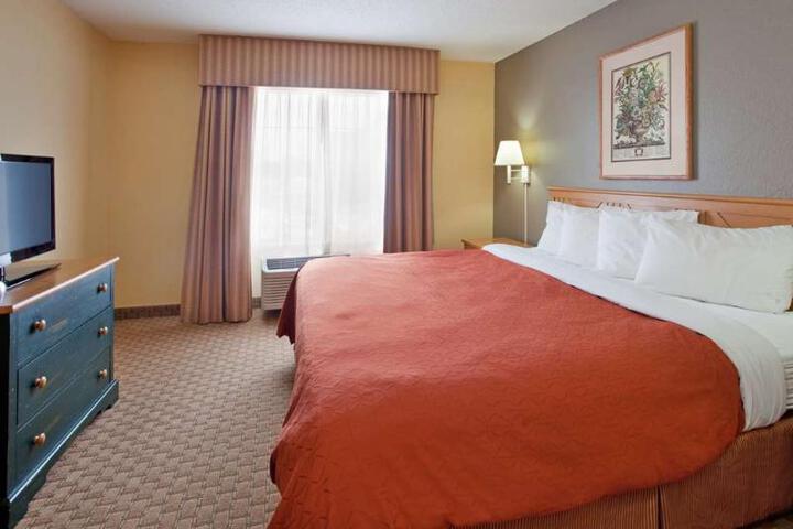 1 King Bed (2 of 14)
