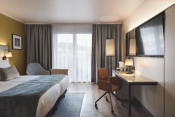 Room 8 of 28