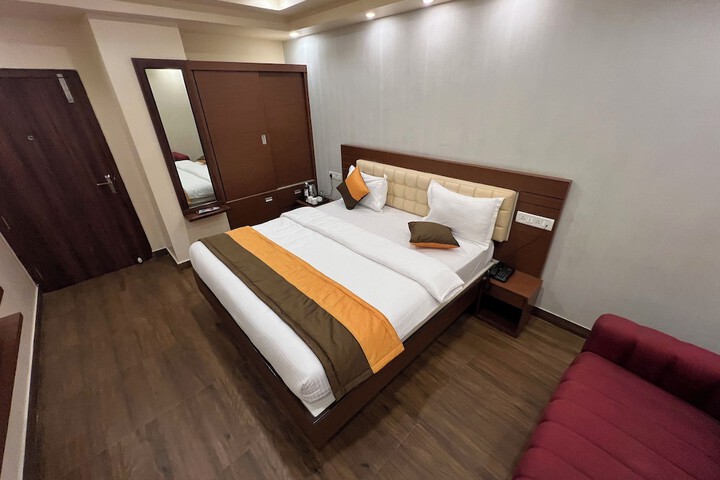Room 10 of 17