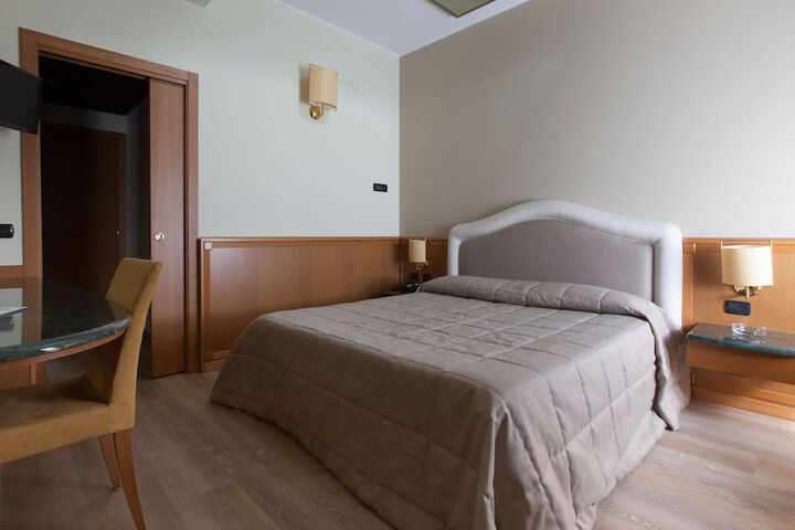 Room 6 of 30
