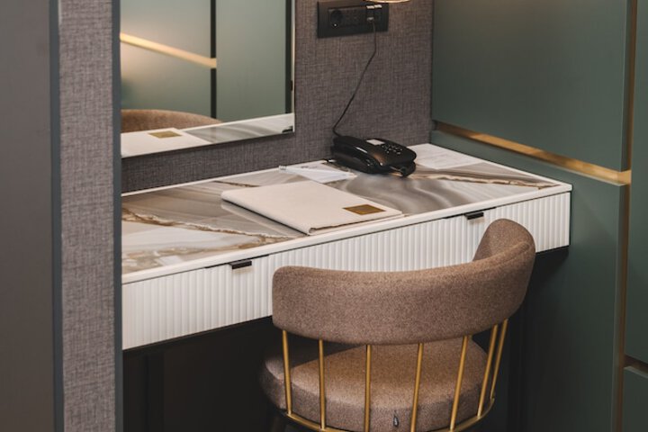 Room 6 of 42