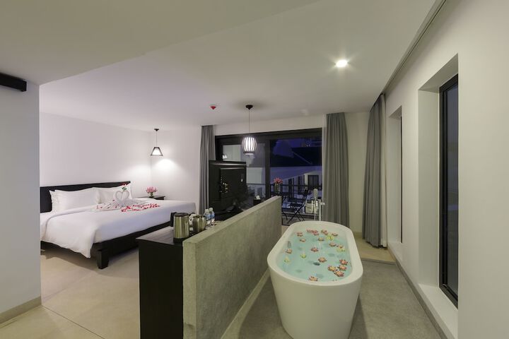 Room 12 of 80